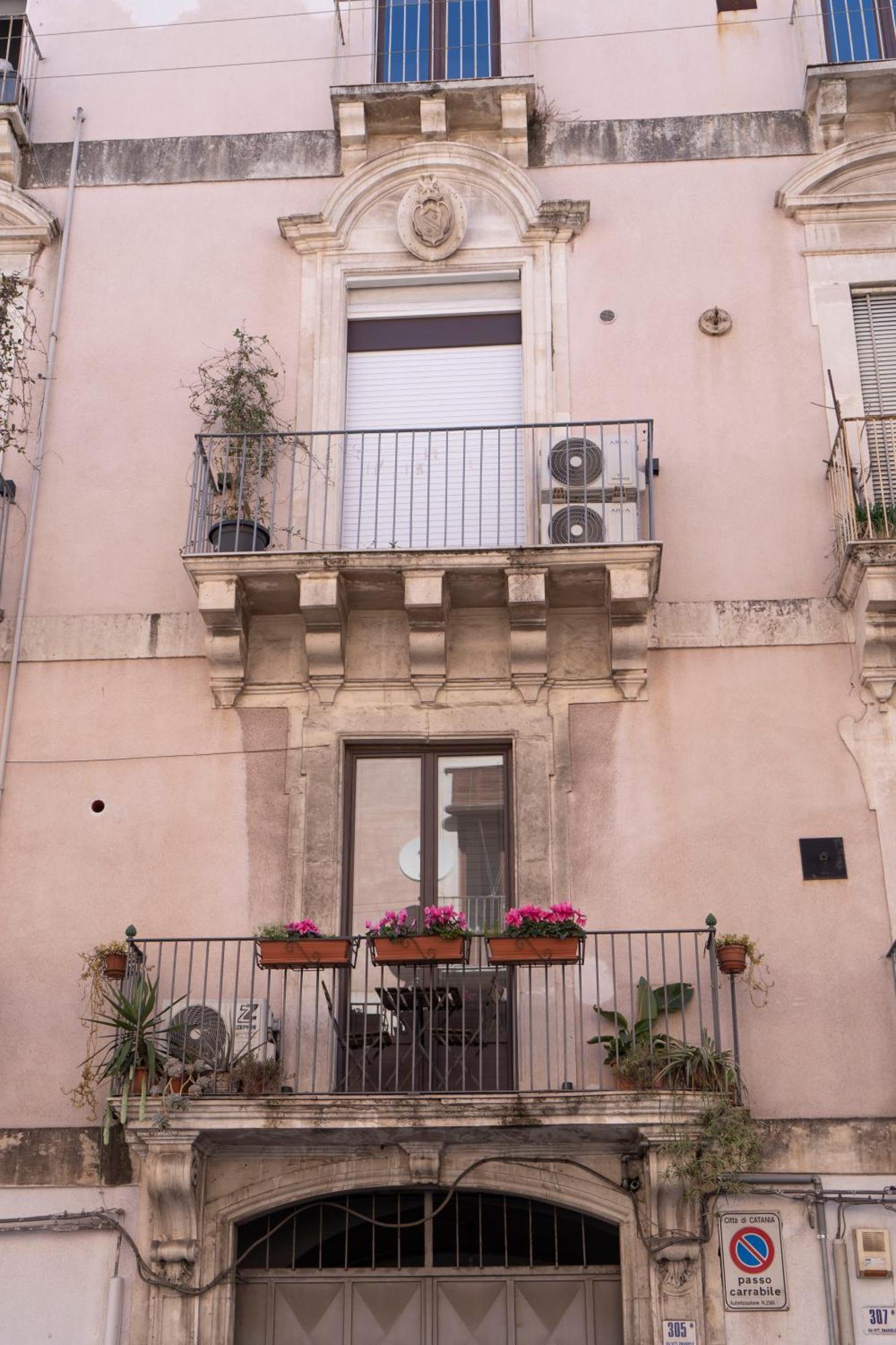 Etna Timeo Central Apartment In Baroque Building Catánia Buitenkant foto