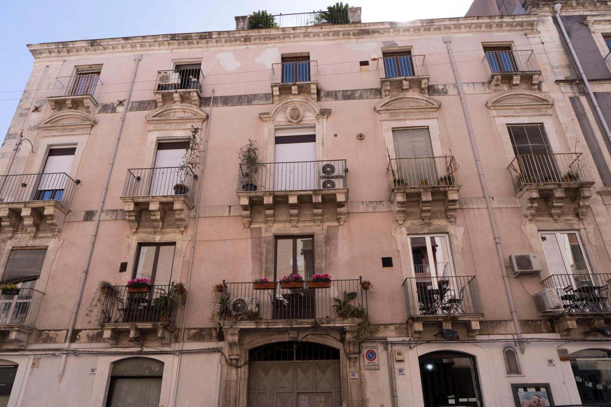 Etna Timeo Central Apartment In Baroque Building Catánia Buitenkant foto